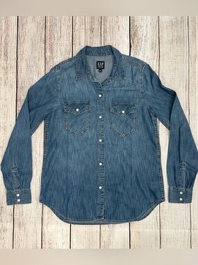 NWOT GAP Women’s Western Style Denim Snap-up Shirt in Size Small